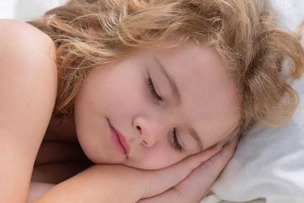Silêncio Miúdo Giro Dorme Cama Criança Adormecida — Fotografia de Stock