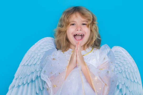 Schattig Engeltje Studioportret Angel Kid Met Engelen Vleugels Geïsoleerde Achtergrond — Stockfoto
