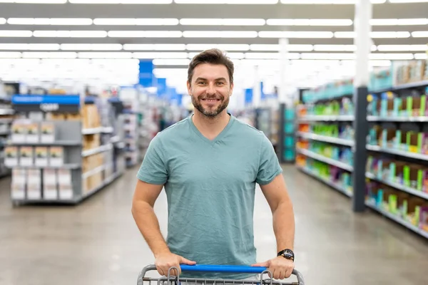 Mann Mit Einkaufswagen Supermarkt Einkaufen Lebensmittelgeschäft Einkaufskorb Banner Mit Mann — Stockfoto