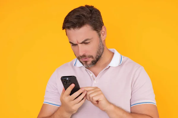 Muotokuva Komea Mies Käyttää Älypuhelinta Jutteleminen Tehdä Postitse Sosiaalisessa Mediassa — kuvapankkivalokuva
