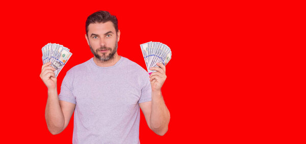 Американец с деньгами. Банкноты по доллару. Портрет человека, держащего банкноты с деньгами. Долларовые счета, кредит, интернет-банкинг. Богач указывает на долларовые купюры