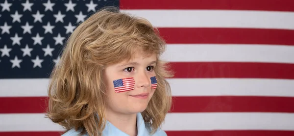 7月4日 孩子们庆祝独立日 美利坚合众国的概念 拿着美国国旗的孩子7月和7月的第四个概念 — 图库照片