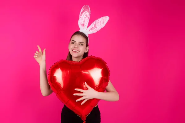 一个快乐而漂亮的年轻女孩在工作室背景之外庆祝复活节的肖像 一个年轻女人戴着兔子耳朵的摄影棚照片 喜庆的兔子 — 图库照片