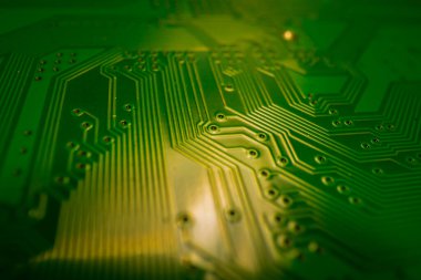Devre kartı. Yolları ve diğer bileşenleri olan teknolojik elektronik plaka, seçici odaklanma. Teknoloji geçmişi, elektronik dokusu