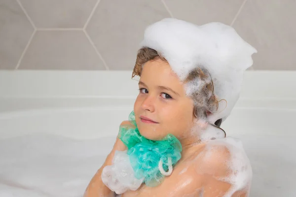子供用シャンプー 子供の頭の上の泡 バスタブの中の小さな子供 風呂で洗濯 髪に石けんのついた子供が入浴しています 笑顔の子供 子供の衛生のクローズアップ肖像 — ストック写真