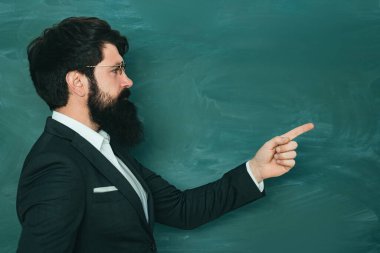 Öğretmenler gün-bilgi ve eğitim okulu kavramı. Tahta masasına yakın sınıfta dost öğretmen. Chalkboard kopya alanı