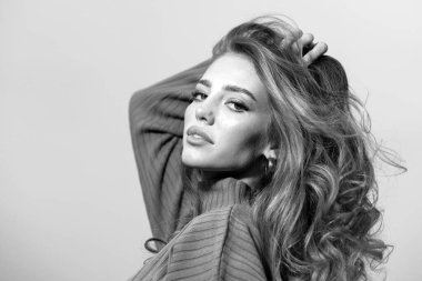 Güzellik salonuna kadın yüzü. Doğal saçlı güzel bir kızın portresi. Kadın portresi. Güzellik makyajı