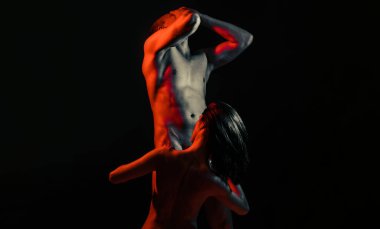 Güzel kız sevgilisiyle külot giyiyor. Portreyi kapat. İç çamaşırlı, kaslı erkeğin yanında dizlerinin üstünde duran şehvetli bir kadın.