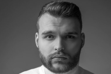 İyi giyimli sakallı adam şık bir görünüş. Saç stili berber. Sakallı, maço, yakın çekim yüzü. Berber dükkanı konsepti. Sakal bakımı. Hippi tarzı sakal. Sakallı yakışıklı adam. Erkeklik ve güzellik.