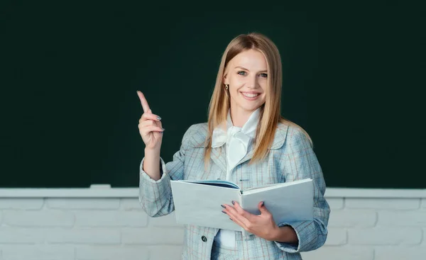 学校教育 大学教室での若い女性研究で指差す指を持つ女性学生 — ストック写真