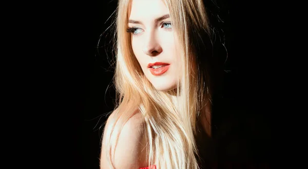 Młoda Kobieta Pozująca Studio Czarnym Tle Światło Cień Portret Pięknej — Zdjęcie stockowe