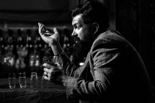 Przystojny Pijany Brodaty Mężczyzna Pijący Whisky Barze Hipster Brodą Pijący — Zdjęcie stockowe