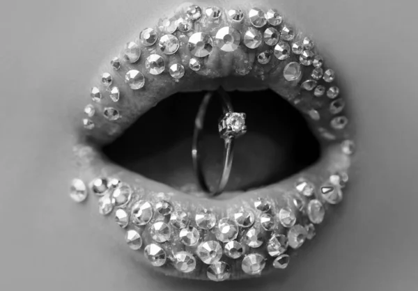 Ring Met Diamant Mond Rode Lippen Met Ring Close Van — Stockfoto