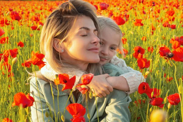 Mutter Und Tochter Umarmen Sich Auf Dem Frühlingsblütenfeld Mutter Mit — Stockfoto