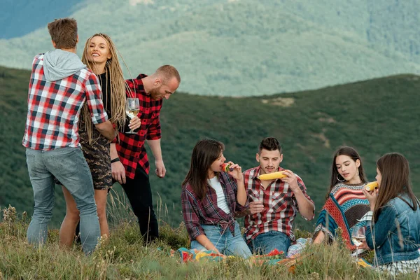 山の上で一緒に自然ハイキングやキャンプでアウトドアライフスタイルの活動を楽しむ人々のグループ — ストック写真