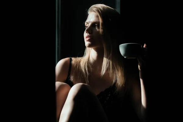 Una Ragazza Romantica Beve Caffe Donna Attraente Posa Abito Moda — Foto Stock