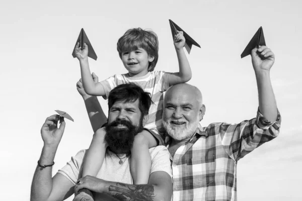 儿子和祖父一起玩耍 一家人在一起的时光 父亲节快乐 — 图库照片