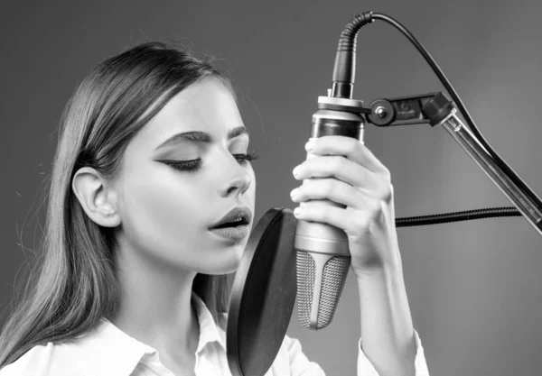 Mujer Joven Con Micrófono Cantando Canción Músico Music Hall Divertido —  Fotos de Stock