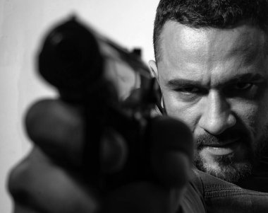 İntikam ihtiyacı. Silah namlusunu kapat. Katil ya da katil kavramı. Kafa avcılığı. Yakışıklı mafya katili birini vuracak. Bitir işini. Hepsini öldürün. Son çekim. Silah sesine odaklan..