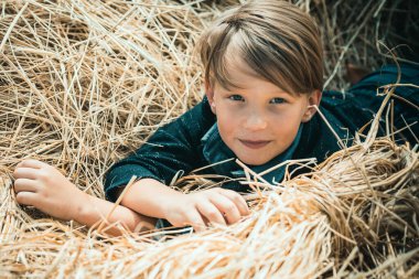 Tüm sonbahar koleksiyonu, inanılmaz indirimler ve harika bir seçim için Satış. Okula geri dön. Sıcak havanın son günlerinde yüzünde bir gülümseme ile kapalı görülmesi gerekir. Bye yaz - merhaba sonbahar