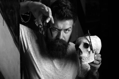 Berber dükkanında kuaförü ziyaret eden kıdemli adam. Sakal şekillendirme ve kesme. Sakallı adam ya da hipster. Portre sakallı adam. Berber dükkanında harika zaman. Berber dükkanı vintage