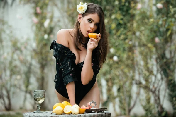 Mujer Sexy Comiendo Naranja Picnic Verano Una Hierba Parque Con —  Fotos de Stock