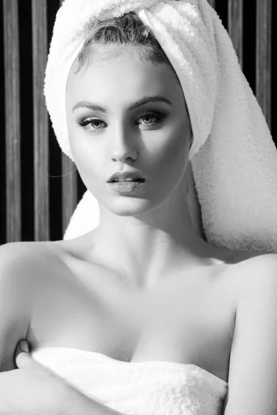 一个性感女人的画像 头上缠着毛巾 看着相机 洗头后用白色毛巾擦干头发的漂亮女士 — 图库照片