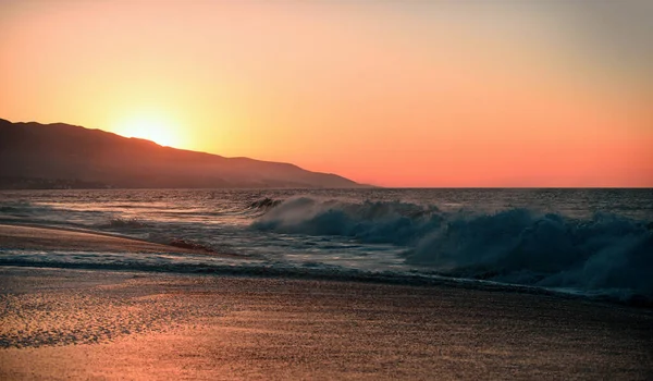 Pôr Sol Dourado Sobre Ondas Mar Nascer Sol Sobre Oceano — Fotografia de Stock