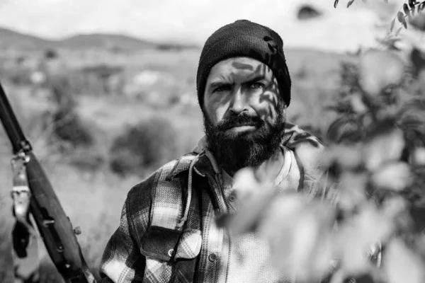森の中の密猟者ハントに散弾銃銃を持つハンター 銃を持ち 森の中を歩くひげハンターの男 — ストック写真