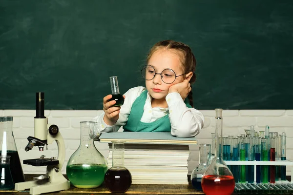 Saját Kémia Kísérlet Little Kids Tudós Kereső Kémia Iskolai Laborban — Stock Fotó