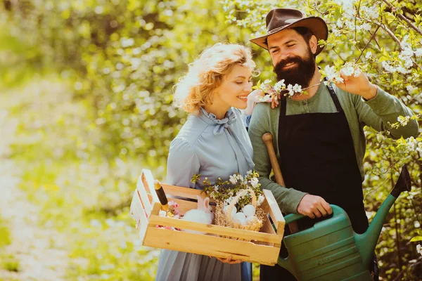两个人在农田里散步 国产有机食品 妻子和丈夫在菜园种菜 农村劳动者家庭 — 图库照片