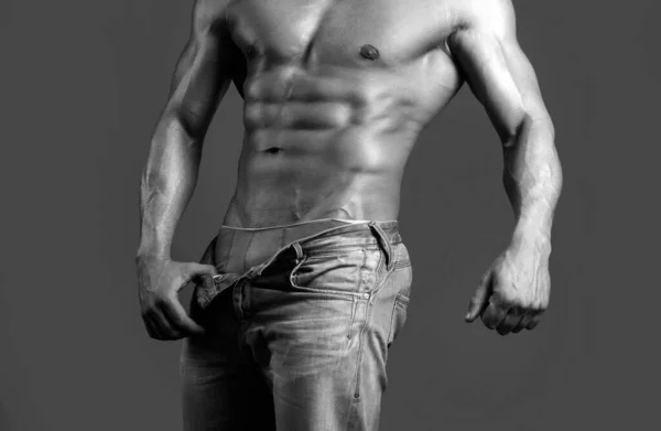 Sexy Männlicher Körper Oberkörper Hemdloser Junger Mann Zieht Jeans Auf — Stockfoto