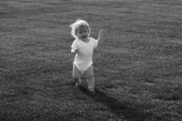 Χαριτωμένο Αστείο Μωρό Γέλιο Μαθαίνουν Σέρνονται Διασκεδάζοντας Παίζοντας Στο Γκαζόν — Φωτογραφία Αρχείου