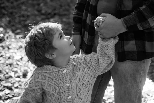 Vater Und Sohn Spazieren Zusammen Park Herbsttag Kind Und Sein — Stockfoto