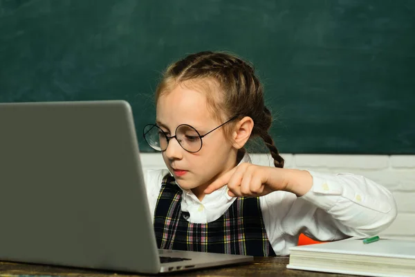 Terug Naar School Leerling Werkt Aan Laptop Computer Schoolbord Achtergrond — Stockfoto