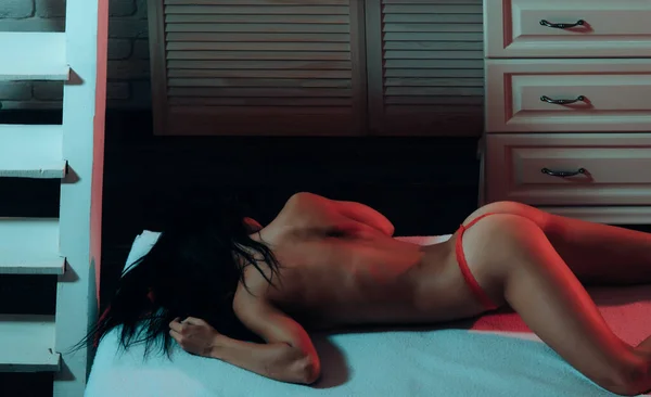 Σέξι Αλλά Μοναχική Σέξι Γυμνή Γυναίκα Εσώρουχα Ξαπλώσει Στο Κρεβάτι — Φωτογραφία Αρχείου