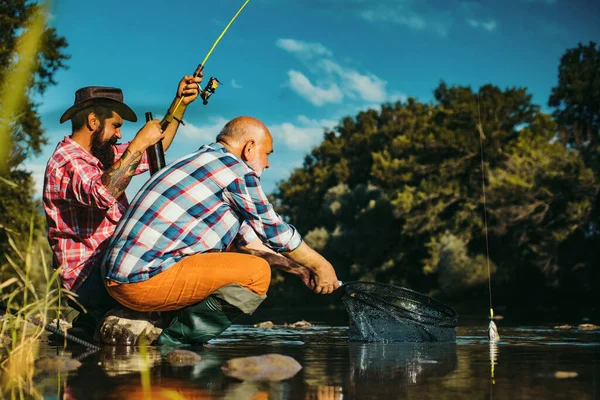 Amigos Pescando Río Gente Feliz Alegre Pesca Como Vacaciones Retrato —  Fotos de Stock