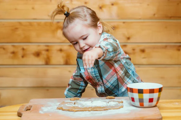 Bambino Cucina Che Aiuta Con Cottura Giocando Con Farina — Foto Stock