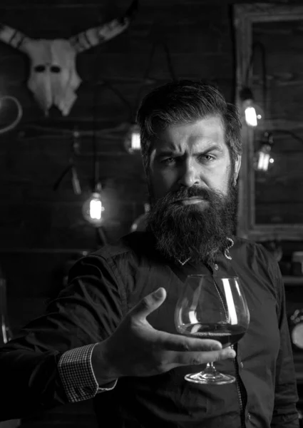 Dricker Man Retro Bar Handsome Fundersam Man Håller Ett Glas — Stockfoto