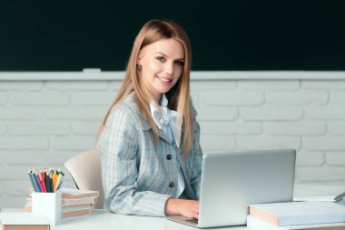 Lisede ya da üniversitede ders veren kız öğrenci, online webinar, uzaktan öğrenme üzerine video çağrısı