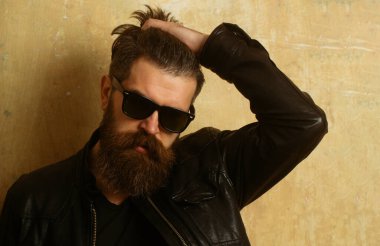 Acımasız bir adam, yakışıklı, ciddi bir erkek model. Sakallı hippi.