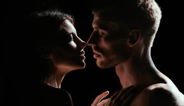 Romantik bir randevu. Birbirlerini kucaklayan, kucaklayan, romantizm ve şefkat dolu genç bir çiftin yakın yüzü.