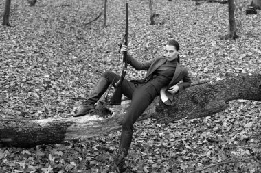 Tecrübe ve pratik, avda başarı getirir. Askeri moda. Hedeflerin başarısı. Başarı avı. Avlanmak. Ormandaki avcı. Tüfekli kız. Avcılık. Silah dükkanı. Silahlı kız. Hedef vuruldu..