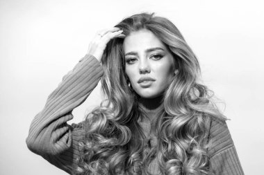 Çekici bir genç kadın portresi. Yakın plan. Parlak saçlı güzel bir kadın. Genç kızın güzel yüzü. Güzellik makyajı