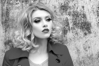 Eski metal desenli arka planda poz veren yüksek model kız. Vogue tarzı portre