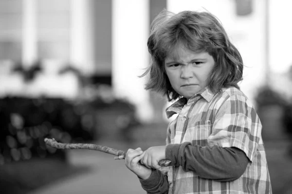 Çocuk Çatışması Çocuk Saldırganlığı Olumsuz Duygu Konsepti Tehlike Sopasıyla Öfkeli — Stok fotoğraf
