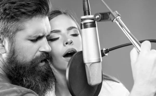 Şarkıcı Çift Bir Müzik Stüdyosunda Mikrofonla Şarkı Söylüyor — Stok fotoğraf