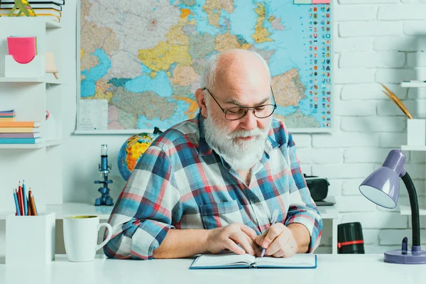 Akademik başarı doğuştan gelen yetenekten daha çok sıkı çalışmayla ilgilidir. Öğretmenler günü. Okula dön ve mutlu ol.
