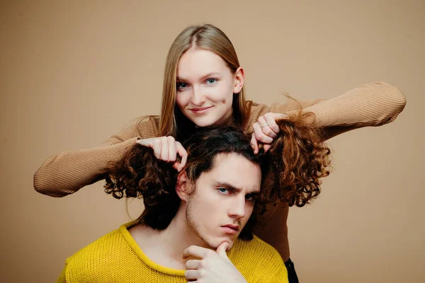 Joyeux Couple Photo Studio Amoureux Bel Homme Aux Cheveux Longs — Photo