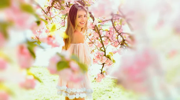 Beautiful Woman Enjoying Spring Pretty Girl Relaxing Outdoor Holding Flowers — Stock Photo, Image